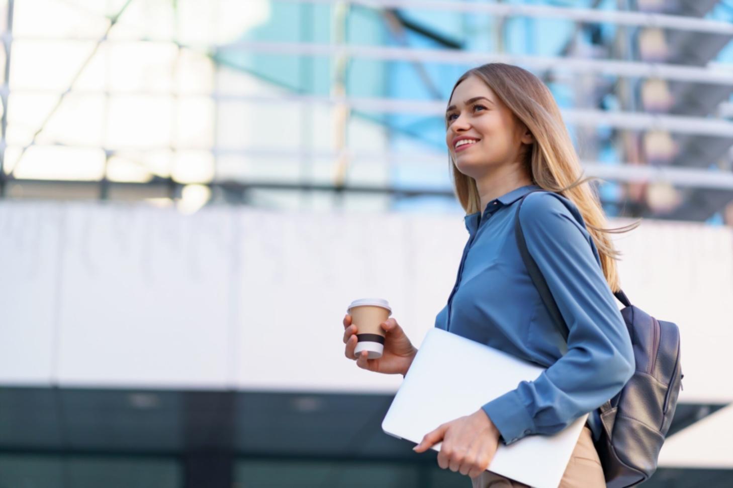 Environnement de travail collaboratif montrant l'utilisation d'outils budgétaires